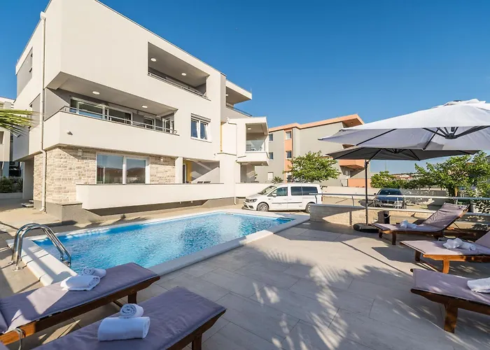 Apartments & Rooms Danivan Pool Villas