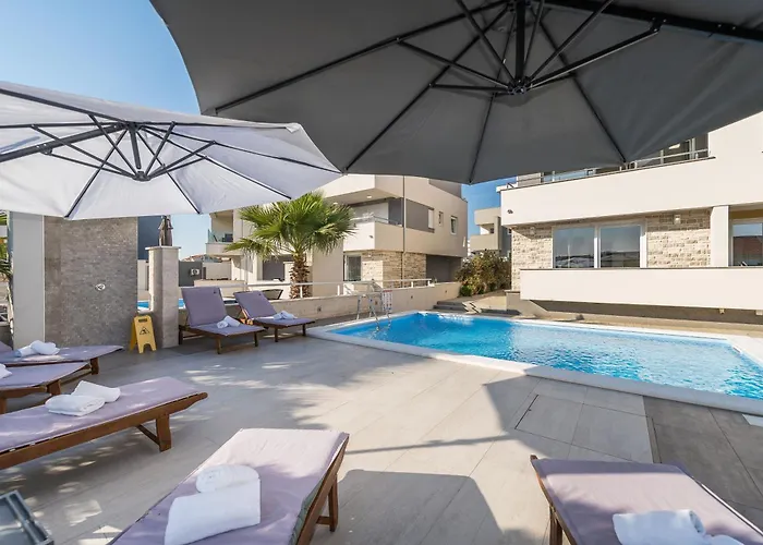Apartments & Rooms Danivan Pool Villas