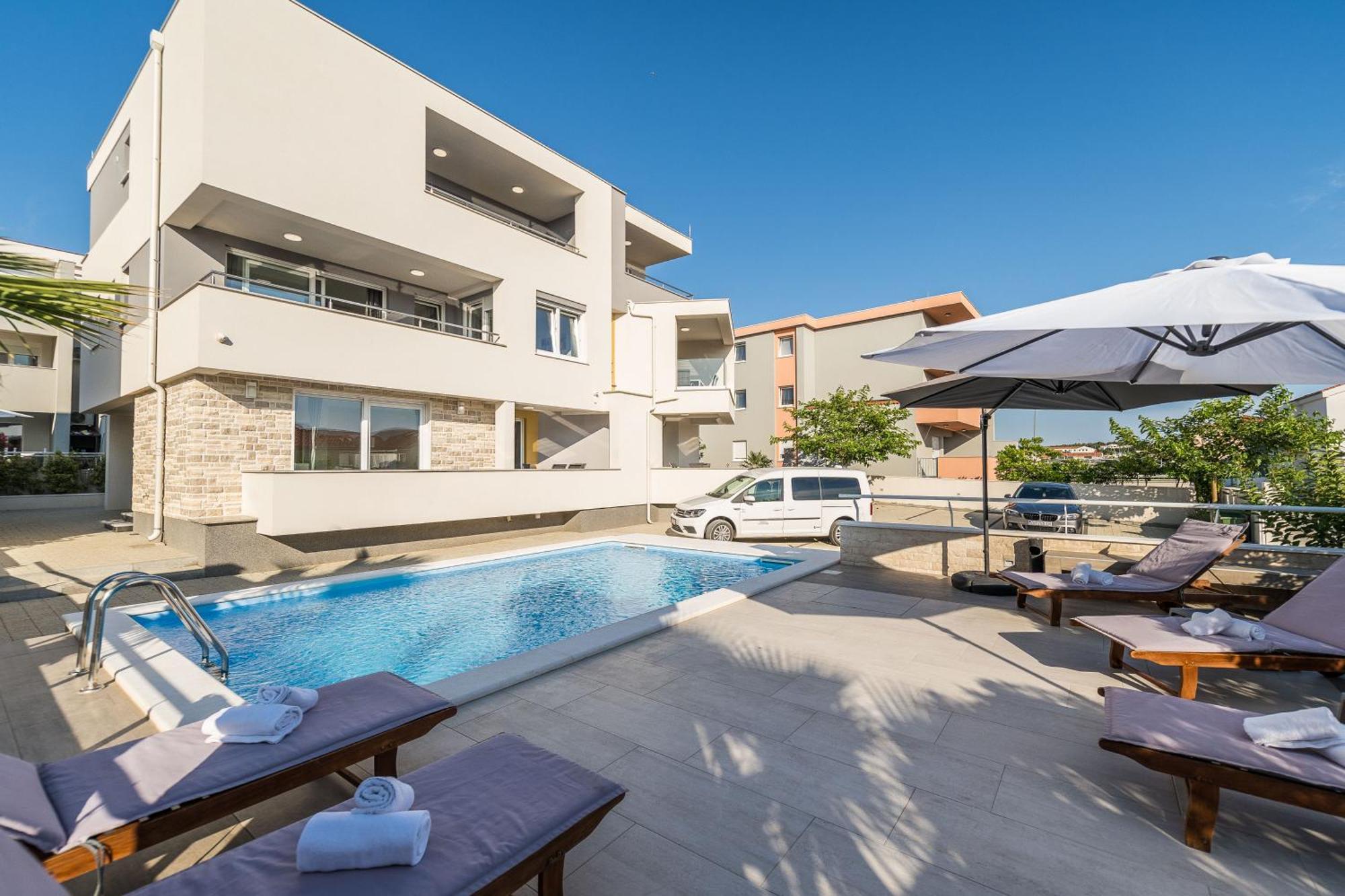 Apartments & Rooms Danivan Pool Villas