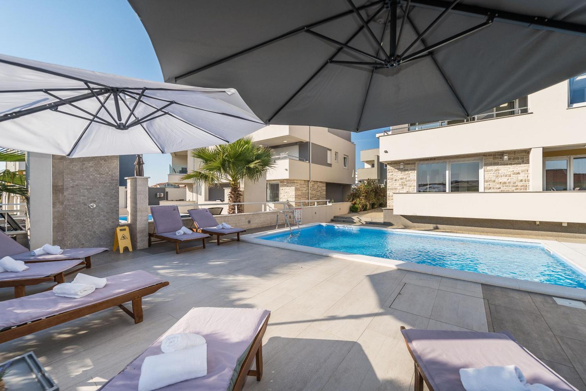 Apartments & Rooms Danivan Pool Villas *